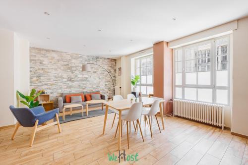 a living room with a table and chairs at Grand T5 lumineux au cœur de Besançon in Besançon
