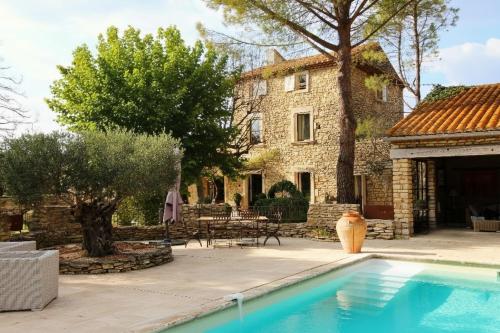 luxury farm jacuzzi heated pool in Isle sur la sorgue