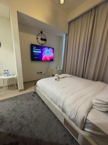 Iconic Studio in Azizi 48 with Pool and Gym