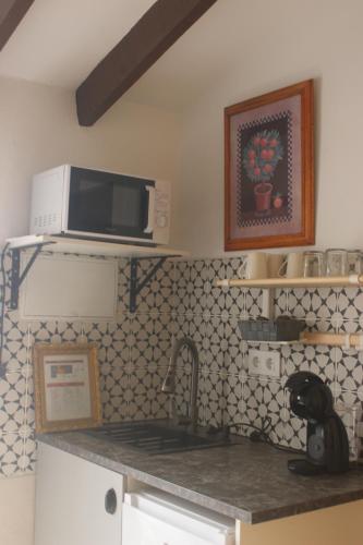 a kitchen with a sink and a microwave at Casa Ruby in Huércal-Overa