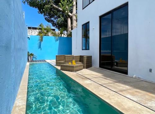 an infinity pool in front of a house at Casa Gigante de lujo, con piscina privada, 4 amplias habitaciones con baño privado in Playa del Carmen