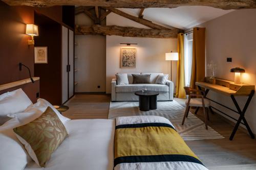 a living room with a bed and a couch at La Chartreuse de Dauzac in Labarde