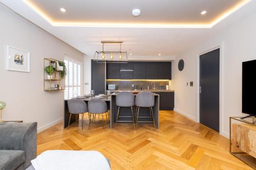 a kitchen and living room with a table and chairs at 20 Kings Hudson Quarter - Free Parking - Central in York