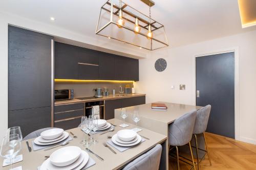 a kitchen and dining room with a table and chairs at 20 Kings Hudson Quarter - Free Parking - Central in York