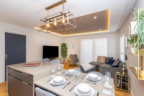 a kitchen and living room with a table and chairs at 20 Kings Hudson Quarter - Free Parking - Central in York