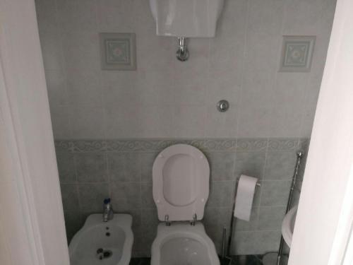 a bathroom with a toilet and a bidet at Appartamento Manfredi in Manfredonia