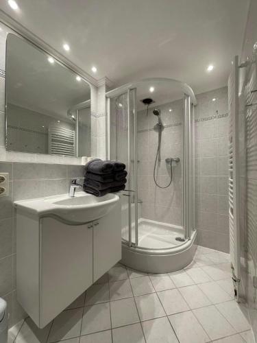a bathroom with a shower and a toilet and a sink at Haus Petje in Keitum