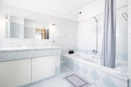 Sunny Apartment for Couples & Friends in Centre photo 3