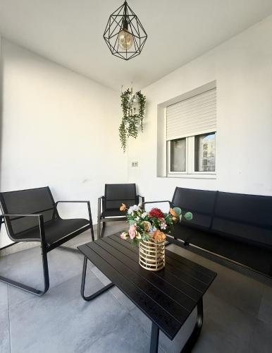 Apartamento Moderno con Piscina y Aparcamiento