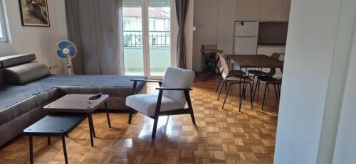 un salon avec un canapé, une table et des chaises dans l'établissement Apartment IN Ohrid, à Ohrid