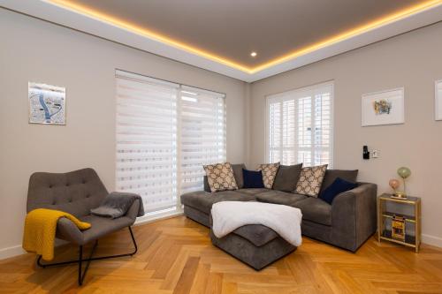 a living room with a couch and two chairs at 20 Kings Hudson Quarter - Free Parking - Central in York