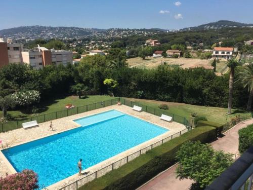 Bel appartement avec terrasse, piscine, parking privé et club de tennis, padel en sus