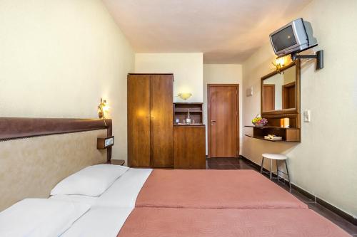 A bed or beds in a room at Elinotel Polis Hotel