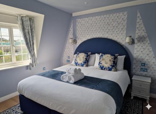 a bedroom with a bed with two stuffed animals on it at The Mad Hatter's Guestrooms in Oxford