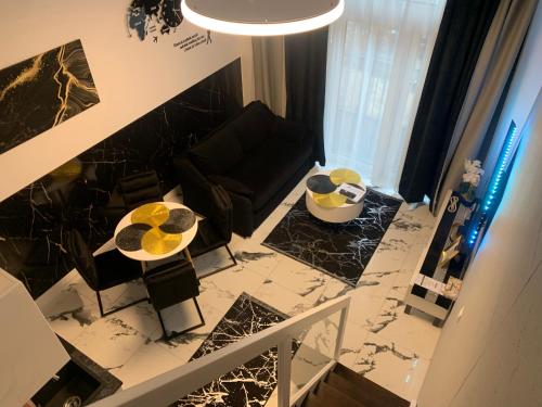 a living room with a table and a couch at Apartments by Radecka Zarembowicza Wrocław Lotnisko - Nowoczesny apartament o podwyższonym standardzie in Wrocław