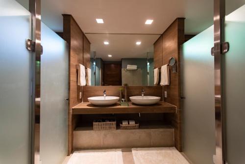 a bathroom with two sinks and a mirror at Pousada Zé Maria in Fernando de Noronha