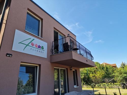 Four Flowers Apartman