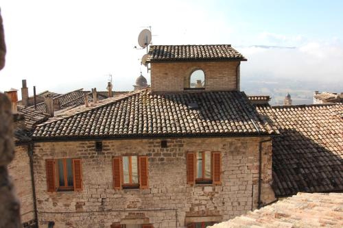 an old brick building with a tower on top of it at Hotel Pallotta in Assisi