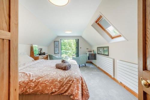 ein Schlafzimmer mit einem Bett und einem Fenster in der Unterkunft 2 Bed in Llanybydder oc-b32255 in Cwrt-newydd