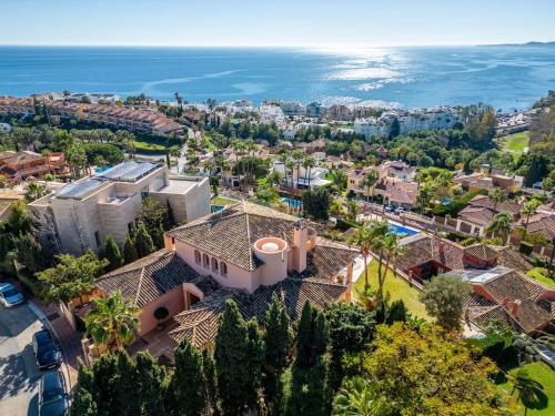 Holiday Home Luxuriöse Villa mit beheiztem Pool und Whirlpool by Interhome