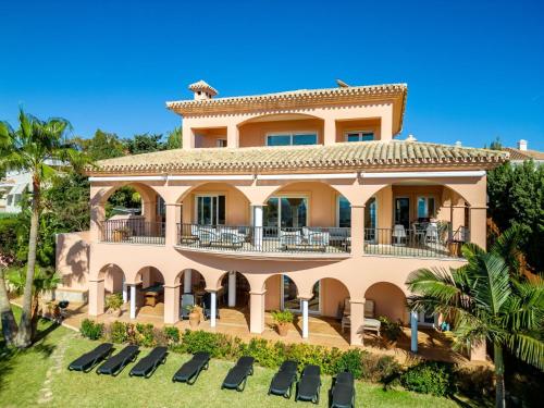 Holiday Home Luxuriöse Villa mit beheiztem Pool und Whirlpool by Interhome