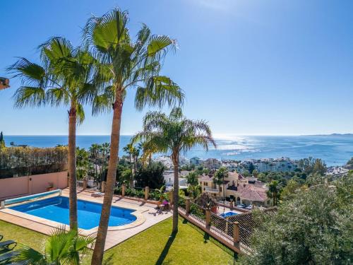 Holiday Home Luxuriöse Villa mit beheiztem Pool und Whirlpool by Interhome