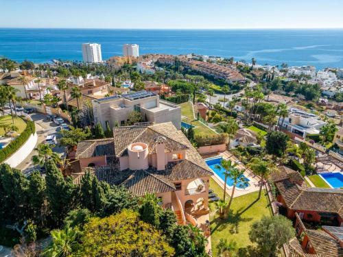 Holiday Home Luxuriöse Villa mit beheiztem Pool und Whirlpool by Interhome