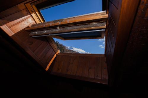 an open window in a cabin with a view of a mountain at Club Esse Pila 2000 in Pila