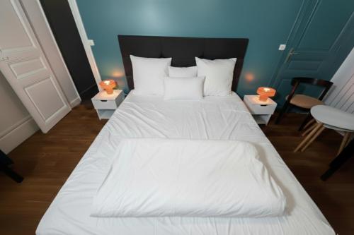 Bright and Cozy Paris Stay