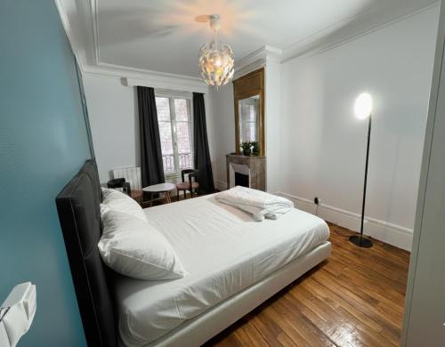 Bright and Cozy Paris Stay