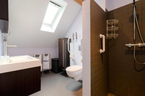 uma casa de banho com um WC e um lavatório em Op de Kuyerlatten em Zwolle
