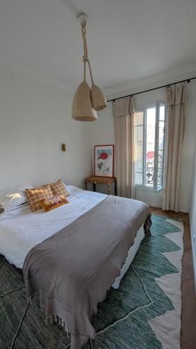 Bright, Spacious 2 Bedroom Apartment, Walk to Beach & Old Town