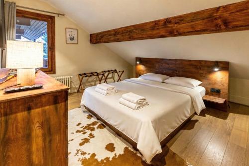 a bedroom with a large bed with towels on it at Les Lauzes 32-46 in Mussillon