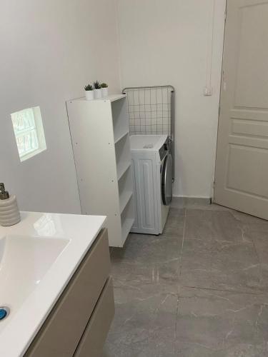a laundry room with a washer and a washing machine at Le Temps d une Escale in Trois-Rivières