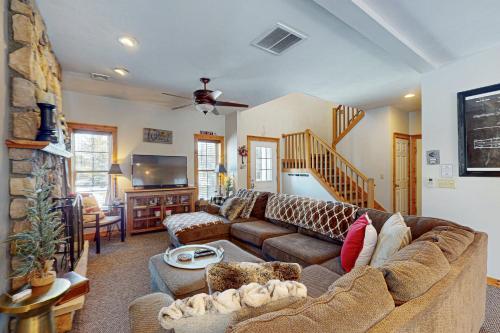 a living room with a couch and a tv at Northridge 199 in Tannersville