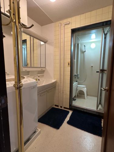a bathroom with a tub and a sink and a shower at 新宿駅2分 jr新大久保駅徒歩8分 歌舞伎町徒歩10分 in Tokyo