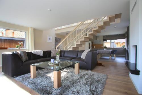 a living room with a couch and a table at "Strandhus Finka" in Dierhagen