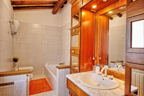 A bathroom at Holiday Home Casale Giulio by PosarelliVillas