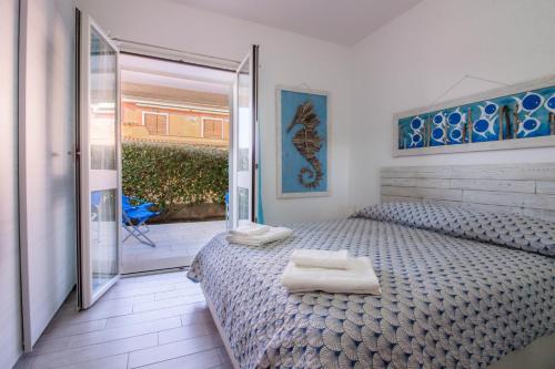 a bedroom with a bed with two white towels on it at GuestHost - Gabbiano Lovely Flat with Veranda in Palau