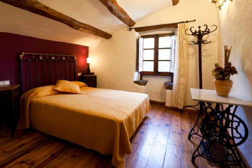 CaserrasにあるCal Campllargのベッドルーム(ベッド1台、窓付)