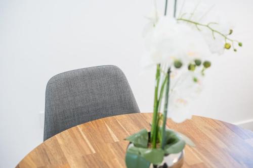 a table with a chair and a vase on it at GuestReady - Douro D'or Apartments in Vila Nova de Gaia
