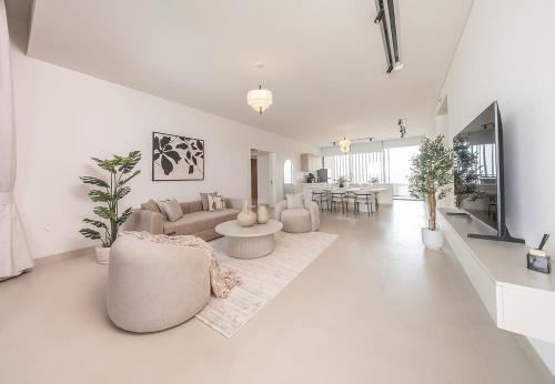 Luxury 2BR and Maid with Sea views in Seaside Hills