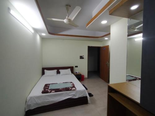 a bedroom with a bed and a ceiling at MD HoTEL in Iswardi