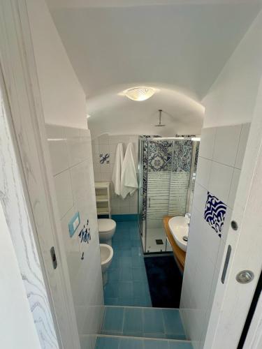 a bathroom with two toilets and two sinks and a shower at Dimora Rosella in Tramonti