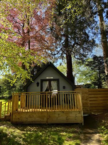 a small cabin with a wooden fence in the yard at Danu 1A -Hot Tub-Perth-Pet Friendly-Luxury-Romantic in Perth