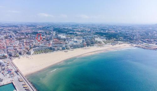 an aerial view of a beach and the ocean at T2 Matosinhos Sul Praia 5min Metro Porta 6Pax in Matosinhos