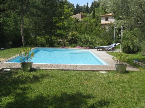 Studio indépendant dans propriété campagne Aixoise terrasse et piscine période estivale