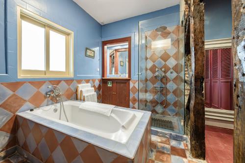 Tagus Views - 2BR Alfama Castle - Historic Gem