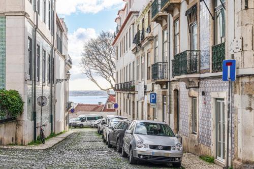 Tagus Views - 2BR Alfama Castle - Historic Gem