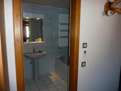 a bathroom with a sink and a bath tub and a sink at Chez Norbert gîte Le Riesling in Bergheim